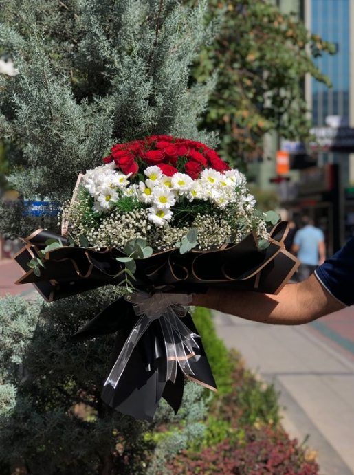 Kırmızı Güllerden Ve Kasımpatılardan Buket