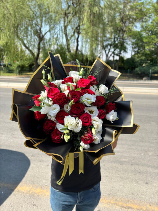 Kırmızı ve Beyaz Gülden Özel Buket